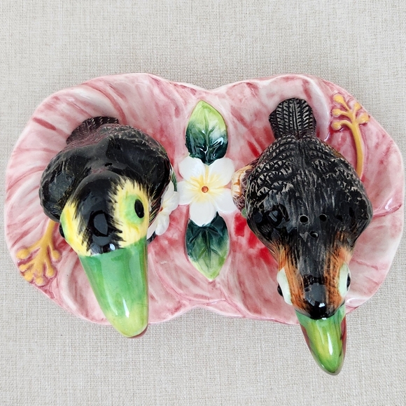 Corner Ruby Tropical Birds Ceramic Salt & Pepper Shaker Set on Tray - New - Picture 8 of 9